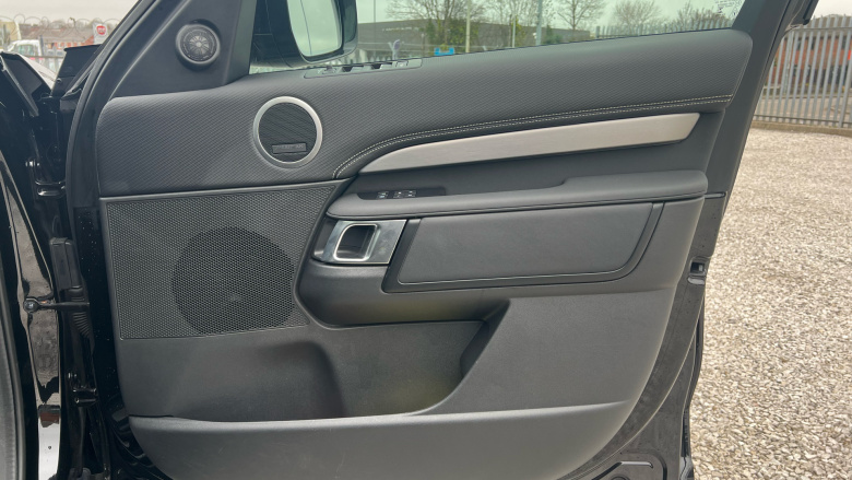 Land Rover Discovery 3.0 D300 R-Dynamic SE 5dr Auto Diesel Station Wagon